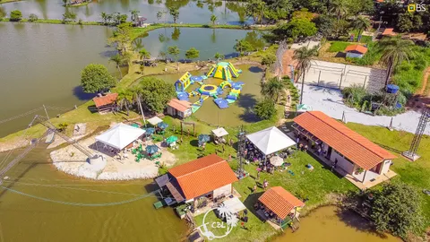 Vista aérea do parque com tendas e público durante o evento