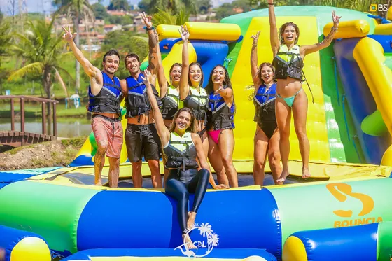 Grupo comemorando no parque aquático inflável Floats