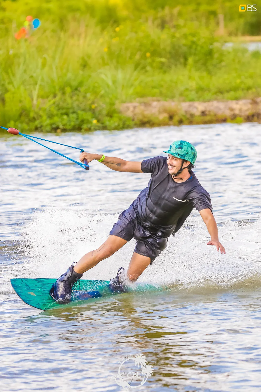 Atleta praticando wakeboard no CBL Wake Park