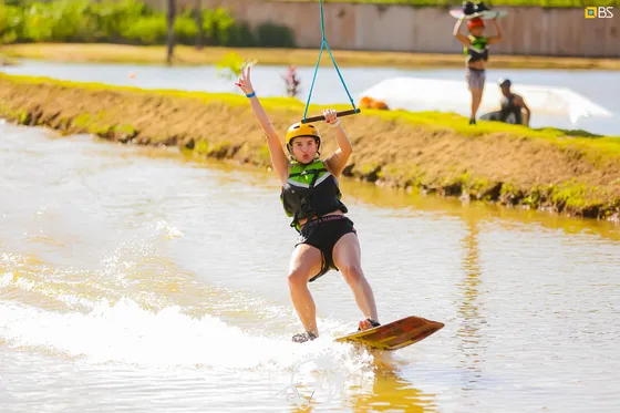 Praticante sorrindo no lago iniciante do CBL Wake Park