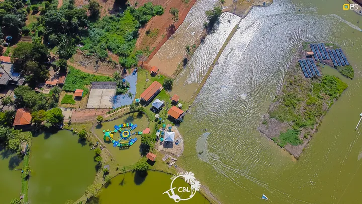 Vista aérea do CBL Wake Park, lagos e ilha com painéis solares