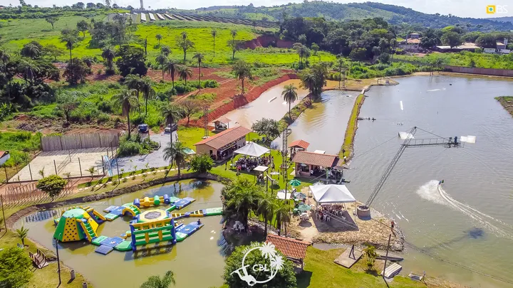 Vista aérea do CBL Wake Park mostrando os lagos, floats e quadra de areia