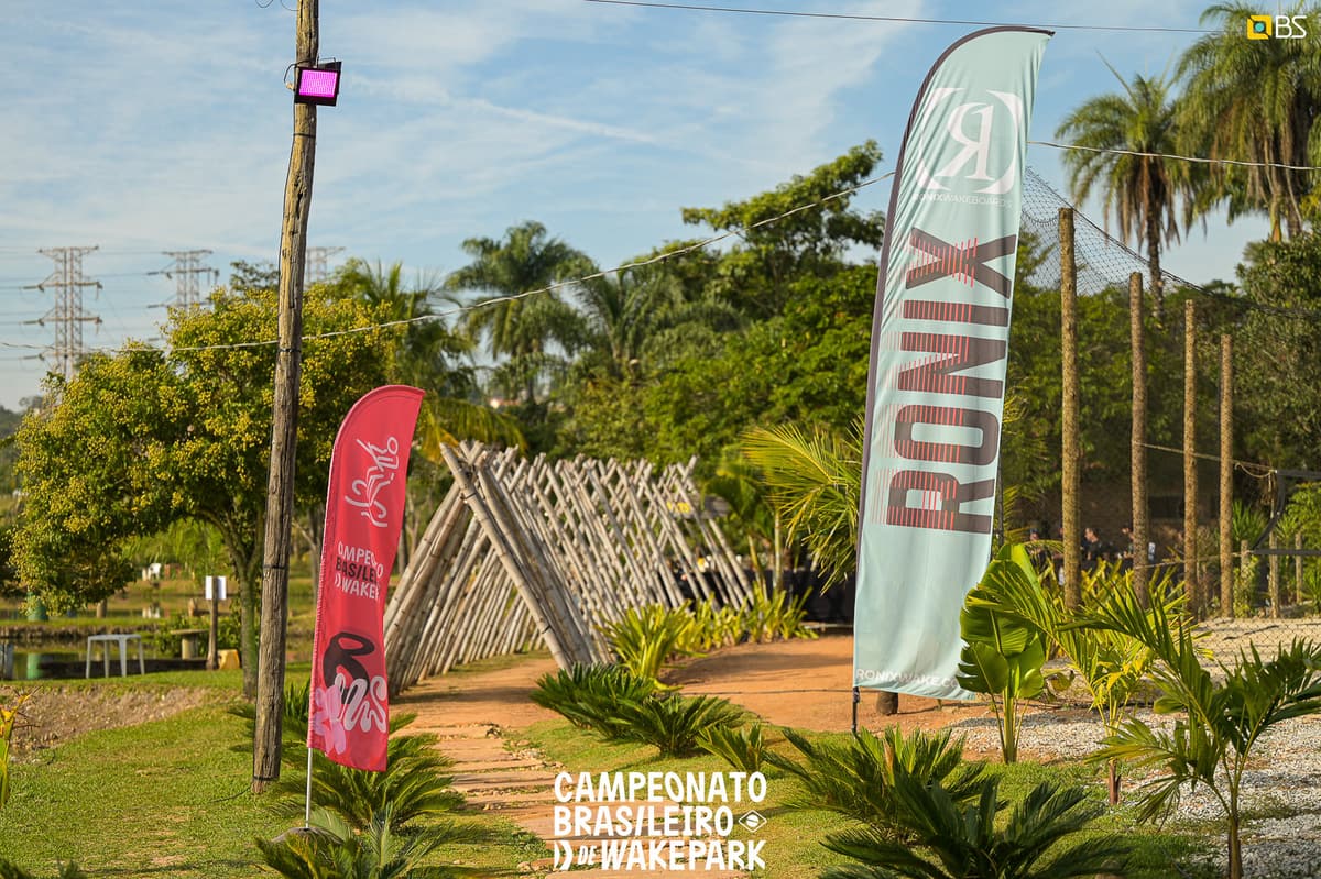 Bandeiras e entrada do CBL Wake Park em dia de evento