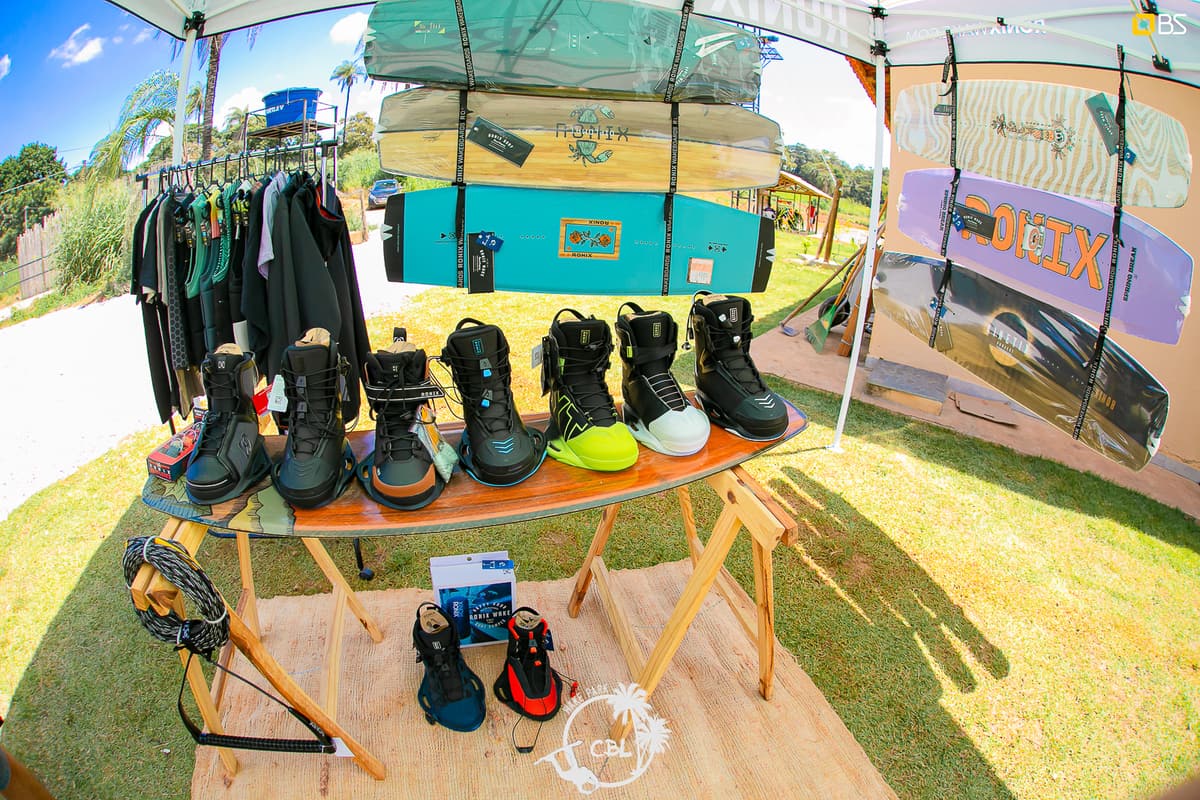 Pranchas de wakeboard expostas em uma tenda de equipamentos