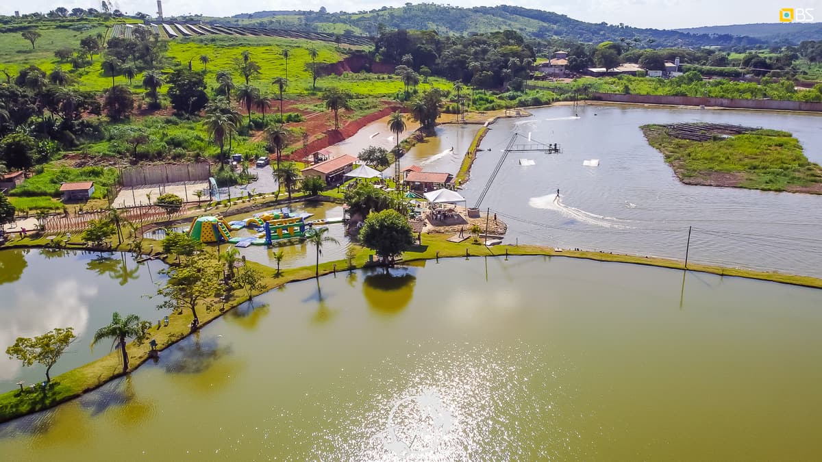 Vista aérea do CBL Wake Park com os lagos e a área dos Floats