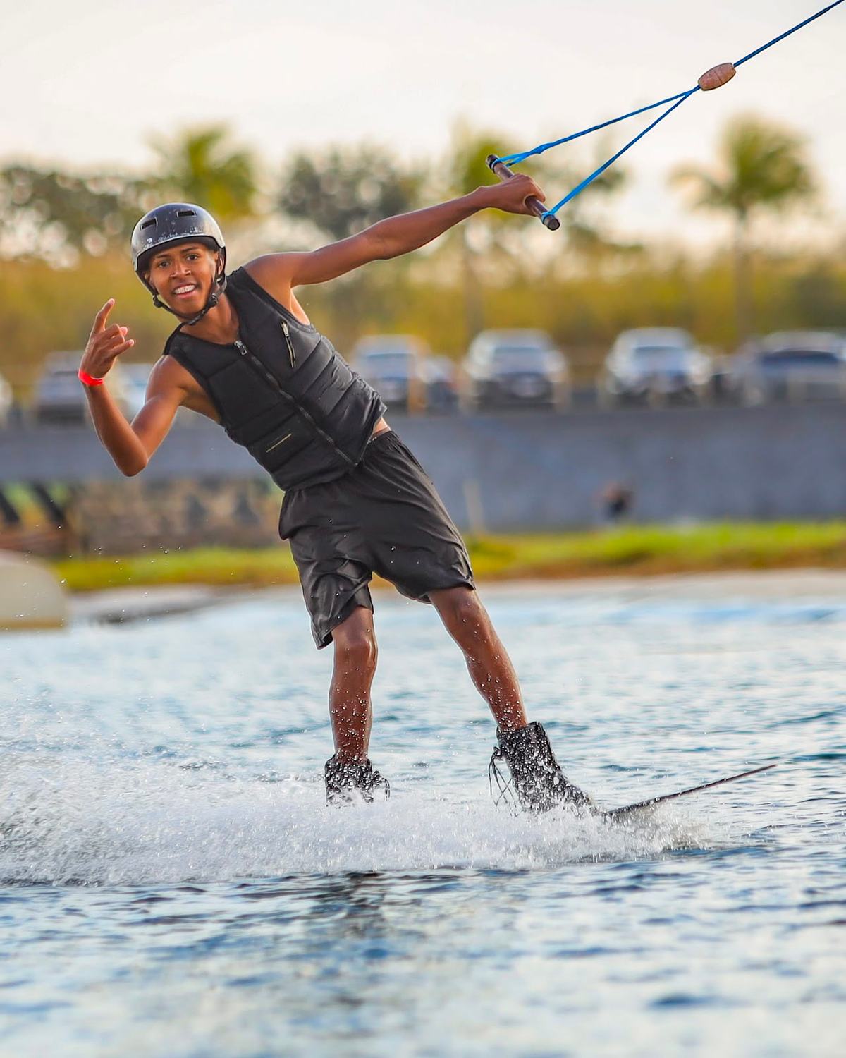 Rafael Viana, o Cowboy do Wake, sorrindo em cima da prancha durante uma manobra no CBL Wake Park