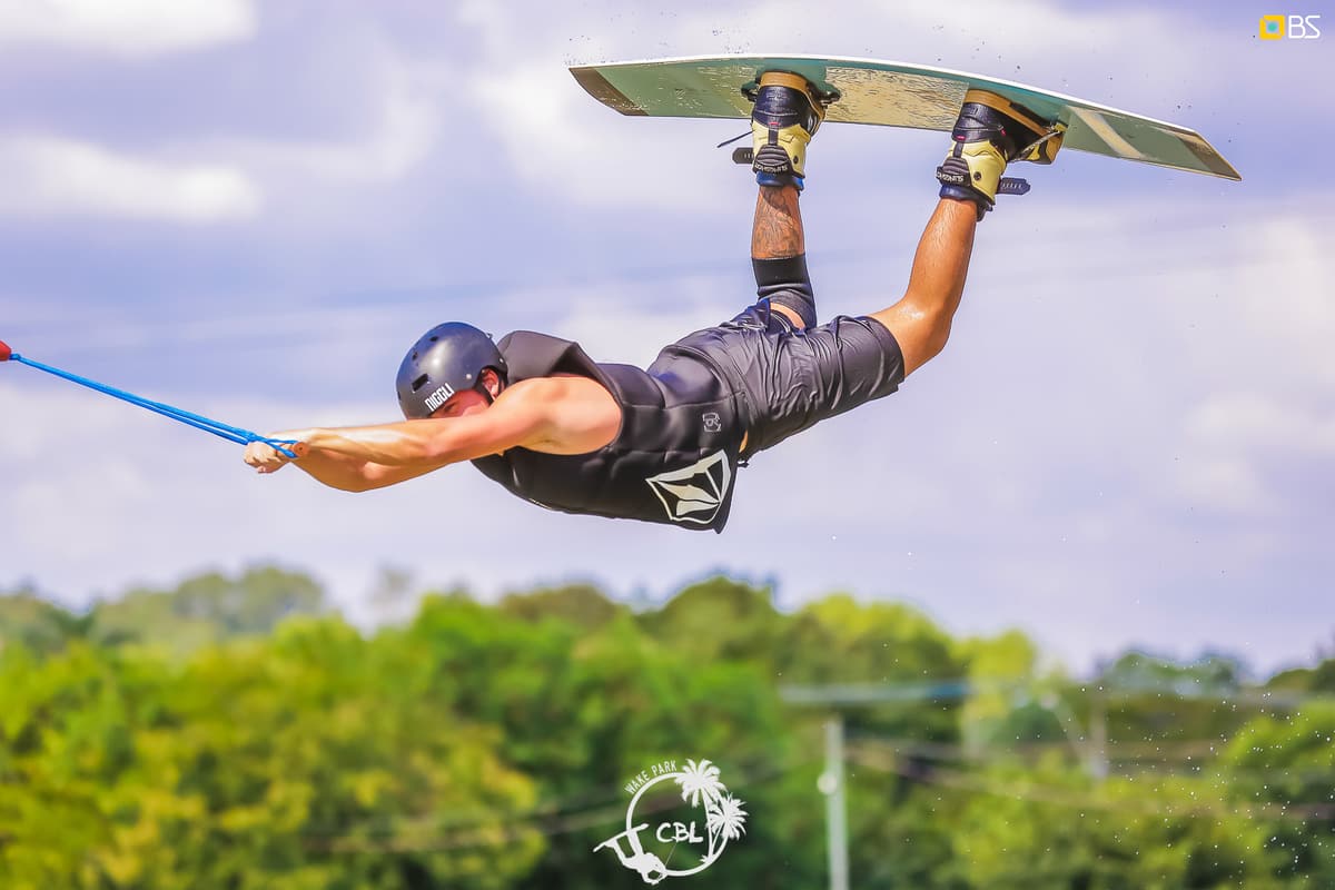 Praticante segurando a prancha no ar durante um salto