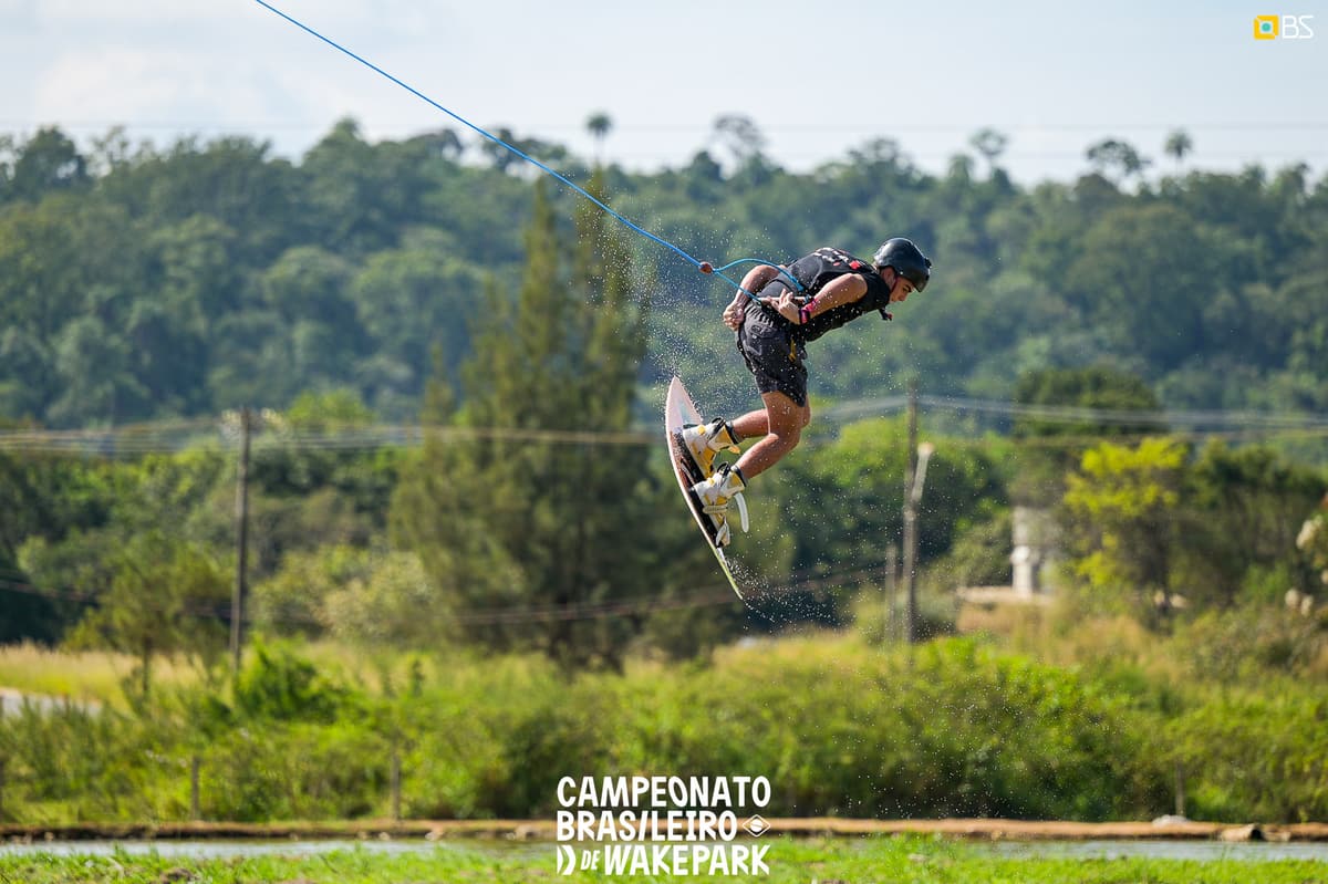Praticante saltando alto durante uma sessão de wakeboard